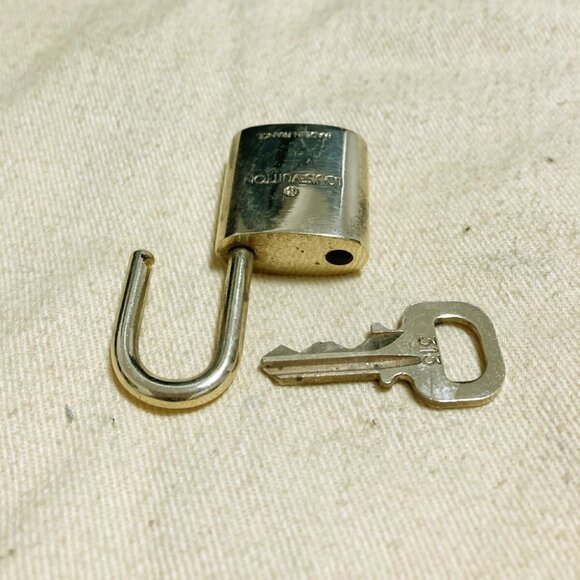 LOUIS VUITTON LV 10 SET PADLOCK KEY CHARM CADENA GOLD-PLATED FRANCE - Picture 2 of 4